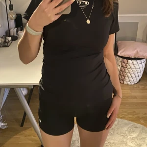 Nike PRO shorts  - Sköna tränings shorts från Nike. Säljer då jag inte använder det då jag föredrar långa tights❤️