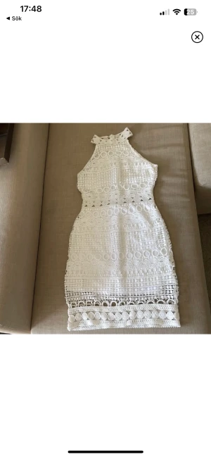 Klänning  - Vit klänning med turtleneck. Super fin och är i bra kvalite, ej genomskinlig. Passar utmärkt för student, mottagning, skolavslutning eller bara till våren/sommaren. 