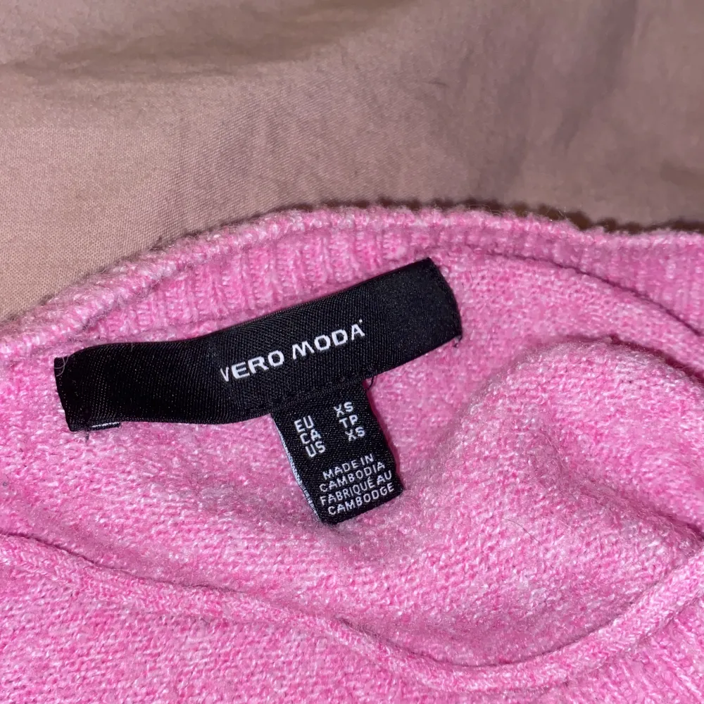 super fin och gullig rosa t-shirt från veromoda i srl XS , passar både S och XXS också🫶🏼 Säljer pga att jag slutat använda den.😊. Stickat.