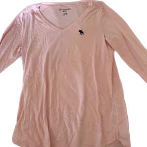 Rosa glittrig tröja från Abercrombie & fitch. Storlek 15/16 years (xs-s). Väldigt bra skick!