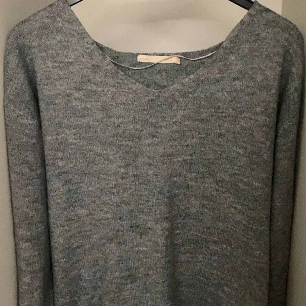 Jättesöt grå stickad tröja som ej kommer till användning längre. (köpare står för frakt💕) TRYCK EJ PÅ KÖP NU!!. Stickat.