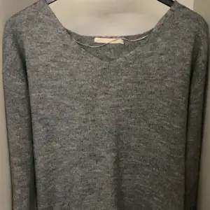 Jättesöt grå stickad tröja som ej kommer till användning längre. (köpare står för frakt💕) TRYCK EJ PÅ KÖP NU!!