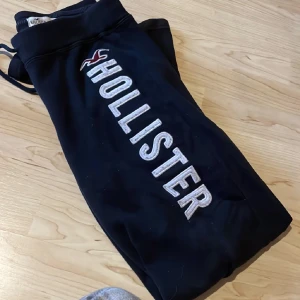 Mjukis  - Säljer mina utsvängda mjukisbyxor från hollister. Köpta för ca 300 och säljer för 100kr. Väl använda men har inga skador såsom fläckar eller hål.   Är xs men är lite långa för mig som är 158 XD 