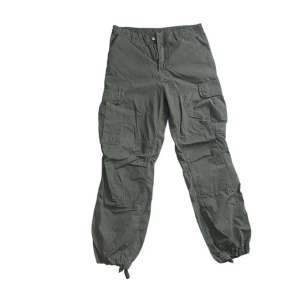 Carhartt Cargos - Gröna Carhartt cargos i super bra kvalité! Inga hål eller fläckar. Skriv vid funderingar!🌟🌟