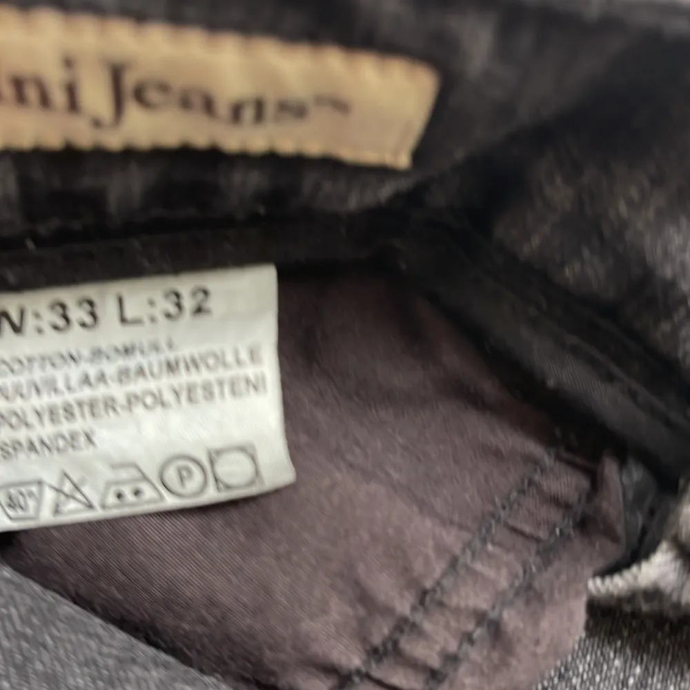 riktigt feta svarta batistini jeans i storlek W:33 L:32, säljer pga att dem inte kommer till användning dem ända flawsen är att batistini taggen bak är sliten och dem har ett litet hål vid fickan men man kan knappt se de. Jeans & Byxor.