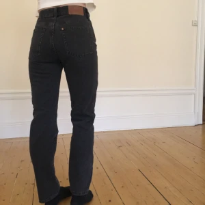 Vinted fit Jeans - Aldrig använda svarta jeans. Personen på bilden är 160 cm.