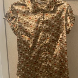 Skjorta med tulpanmönster  - Jättesöt skjorta från Lindex med tulpanmönster. Storlek 38. 