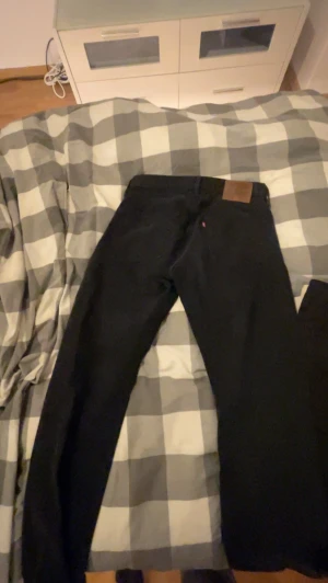 Levis 501 jeans - Säljer dessa Levis 501 jeans i svart färg. Väldigt fint skick inga hål eller nått. Köparen står för frakt.