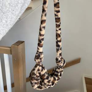 Säljer den här gulliga leopardmönstrad väskan då den inte kommer till användning något mer 💕