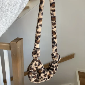 Leopard mönstrad väska  - Säljer den här gulliga leopardmönstrad väskan då den inte kommer till användning något mer 💕