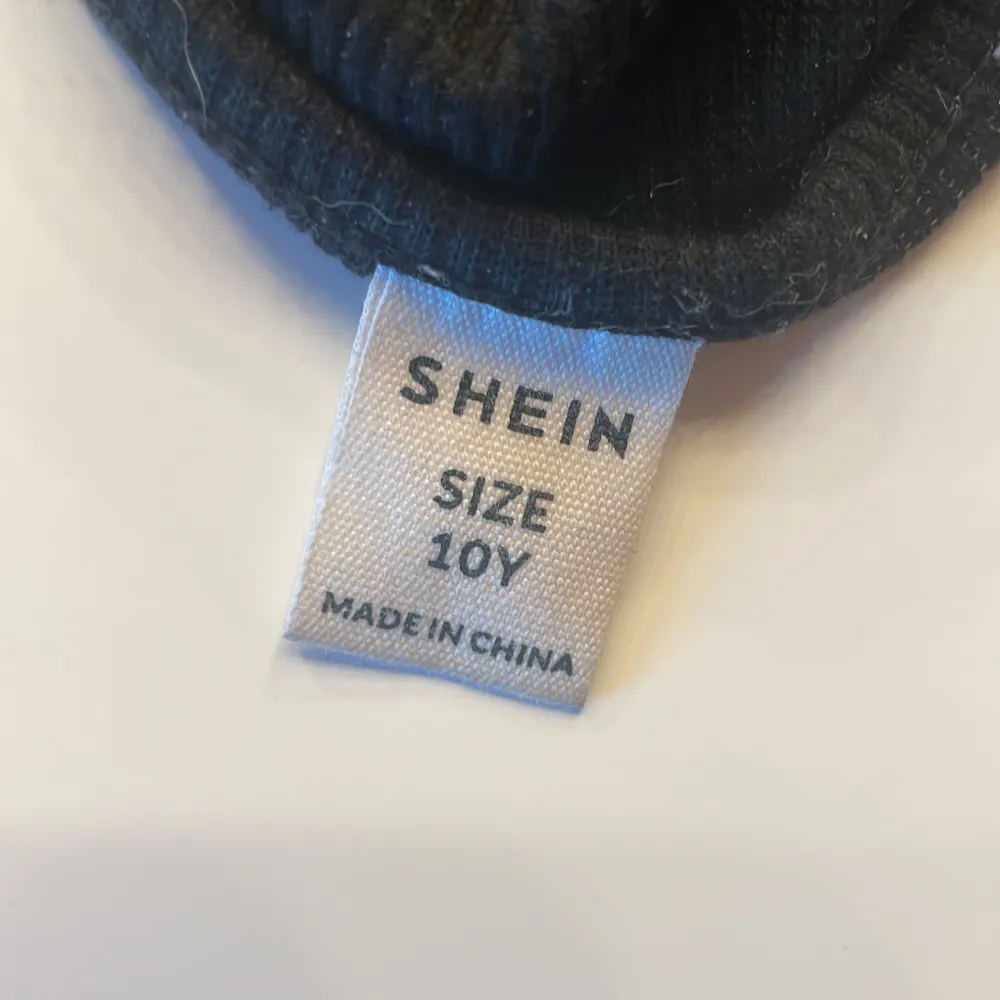 En fint svart linne från Shein till salu aldrig använt . Toppar.