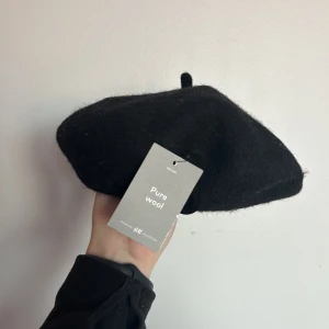 Basker i äkta ull  - Helt oanvänd basker i äkta ull. Prislappen sitter kvar.