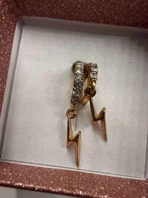 blixtörhängen - snygga blixtörhängen från ur o penn🩷 använda fåtal gånger och utan defekter.       ( ordentligt rengjorda) 