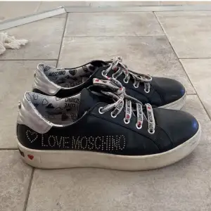 Så snygga skor från Love moschino!❤️Storlek 40 men passar även en 39 bra💕💕Nypris:2600 kr