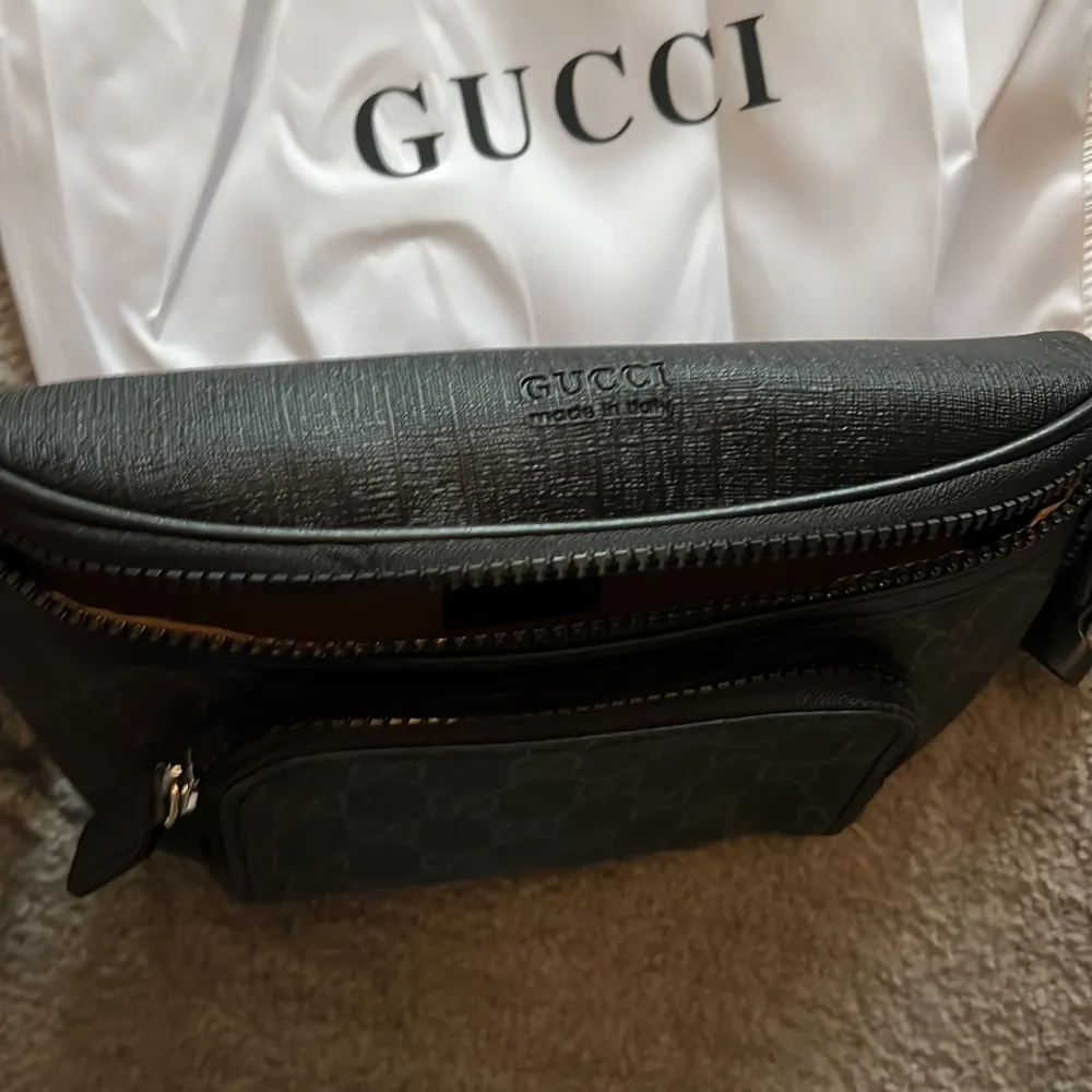 Gucci magväska helt ny . Väskor.