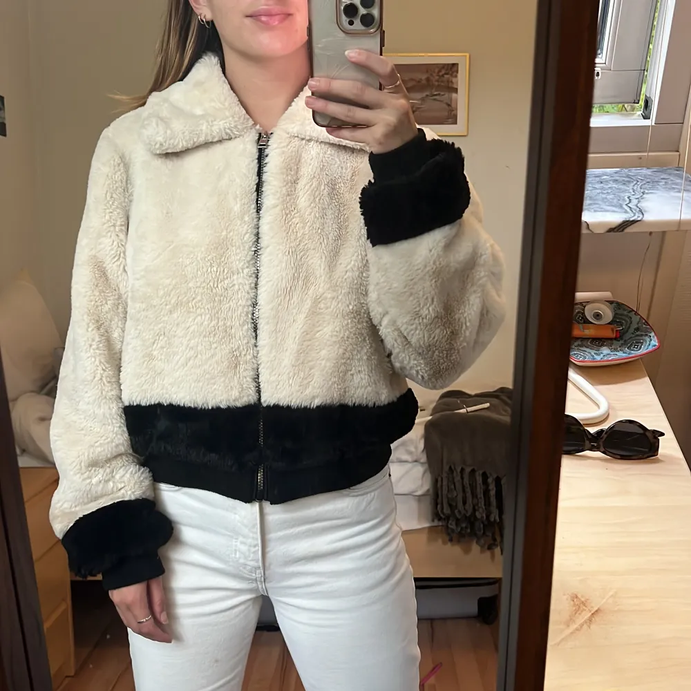 Supermysig jacka!!! OBS inte det bästa skicket. Ena sömmen på insidan har gått upp, går lätt att fixa om man har symaskin (vilket jag tyvärr inte har!!) :( . Takit.