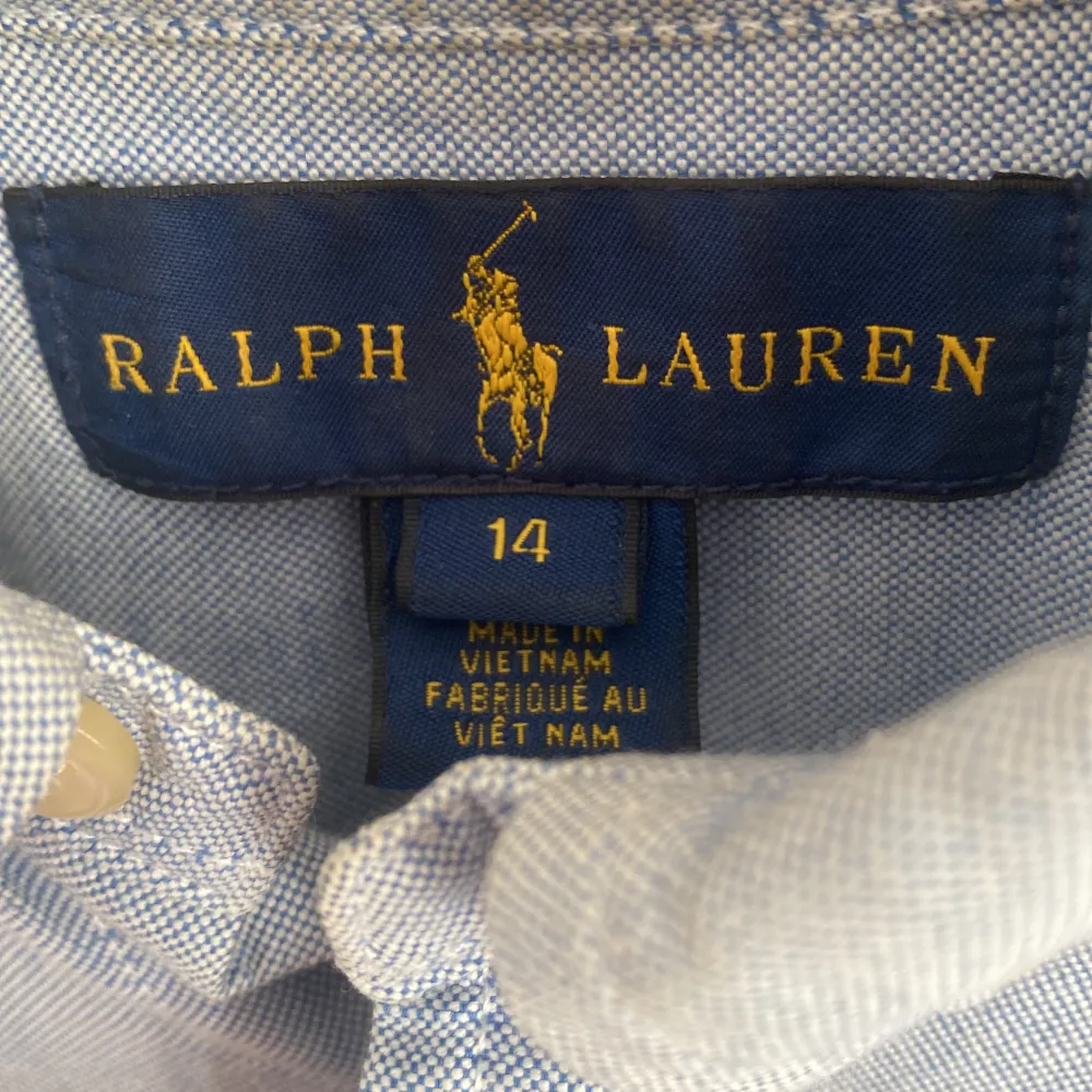 En fin Ralph lauren skjort som jag nu tyvärr växt hur.  De är en stilren och klassisk skjorta som passar till många tillfällen. De är bra skick på den. Storleken är för 14 år men skulle säga att de är en xs/s. Skjortor.