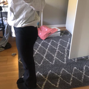 Bikbok kostym byxor - Säljer nu 1 par av mina bikbok kostym byxor i stl 34, har ett par som är klippta ca 2 cm och de andra är original längd. Nypris är 400kr pris går alltid att diskutera. Bra skick tacksam vid snabb affär