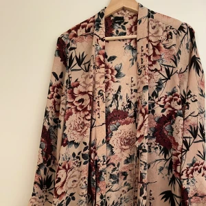 Lång kimono/cardigan - Ner till knäna ungefär 