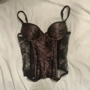Korsett - Tryck inte på köp nu❗️ Jättefin korsett i ljuslila med svart spets, storlek 36/S❤️❤️