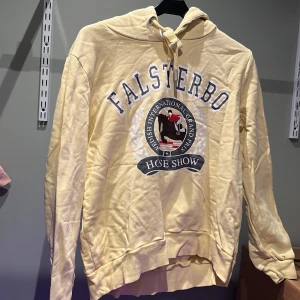 Falsterbo hoddie säljes  - Säljer nu min fina flatersbo hoddie då den inte kommer till användning längre, storlek M, superfin gul färg, kommer dock tyvärr inte ihåg när den är inköpt. Nypris ligger däremot omkring 500kr. Sparsamt använd.   200kr inklusive frakt 💕
