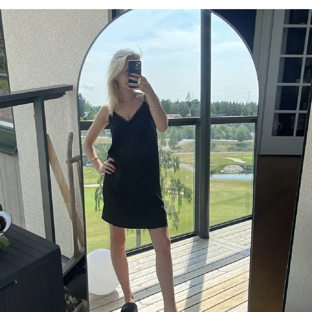 Säljer denna satin klänning med spets kant. Använd 1 gång!!. Mekot.