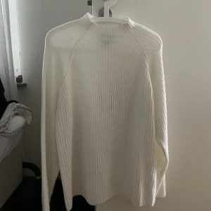 Vit stickad tröja  - Världens gosigaste stickade tröja, perfekt nu till hösten! Storlek XL men inte alls för stor på mig med M🩷