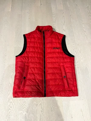 HUGO hugo boss väst - Storlek s röd vet inte hur man fraktar så ni får hämta den