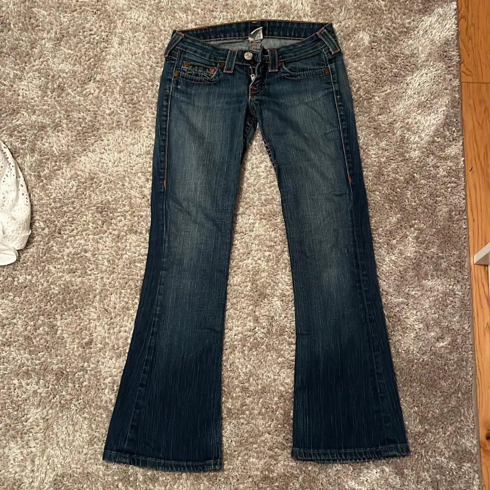 Säljer dessa true religion jeans som nästan är helt oanvända. Säljer dem för 680kr och ordinarie pris är 1500kr.🤩💓. Jeans & Byxor.