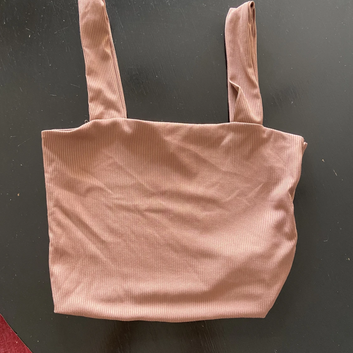 Ett brunt/nougat ribbat linne  - 91