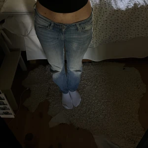 Lågmidjande jeans  - Hej säljer dessa jeans, då dem tyvärr inte sitter så bra på mig. Hör av dig om du vill ha fler bilder, eller om du har någon fråga. Frakten ingår inte i pricet. ❤️❤️❤️