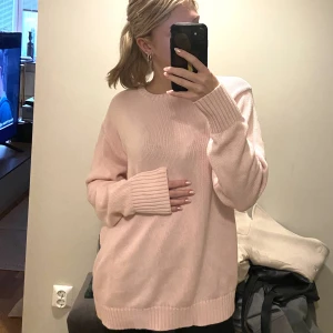 Oversized stickad rosa tröja ifrån brandy mellville - Skön rosa Oversized tröja från brandymelville. Använd fåtal gånger och inköpt för ca 400