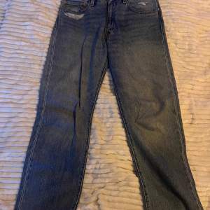 Säljer dessa skitsnygga jeans från Levis i herrmodell W 31, L 32. Bra skick! Inköpspris 1300 säljer för 900. Köparen betalar frakten, hör av er flr mer frågor!