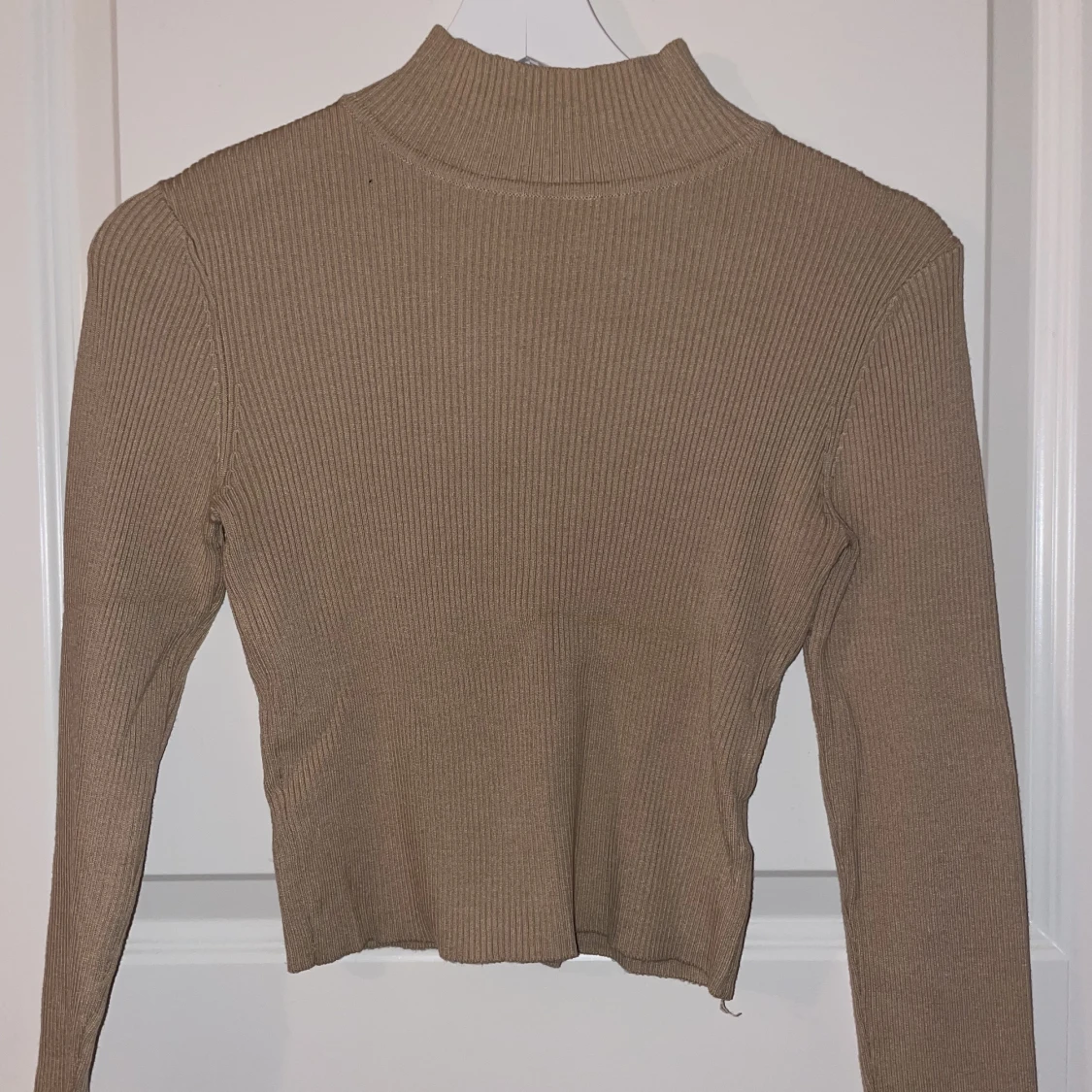 Beige långärmad crop topp