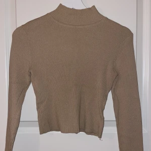 Beige långärmad crop topp - Aldrig använd. 