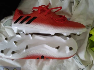 Adidas fotbollsskor stl 41 1/3 - Ett par begagnade fotbollsskor från Adidas. Smal passform