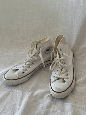 Converse vita höga strl 40 - Använda men i gott skick