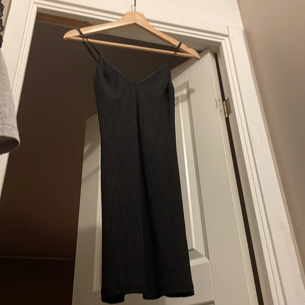 Kort ribbad klänning klänning med tunna axelband🖤 perfekt basplagg som lätt kan kläs upp eller ned! Storlek xs . Klänningar.