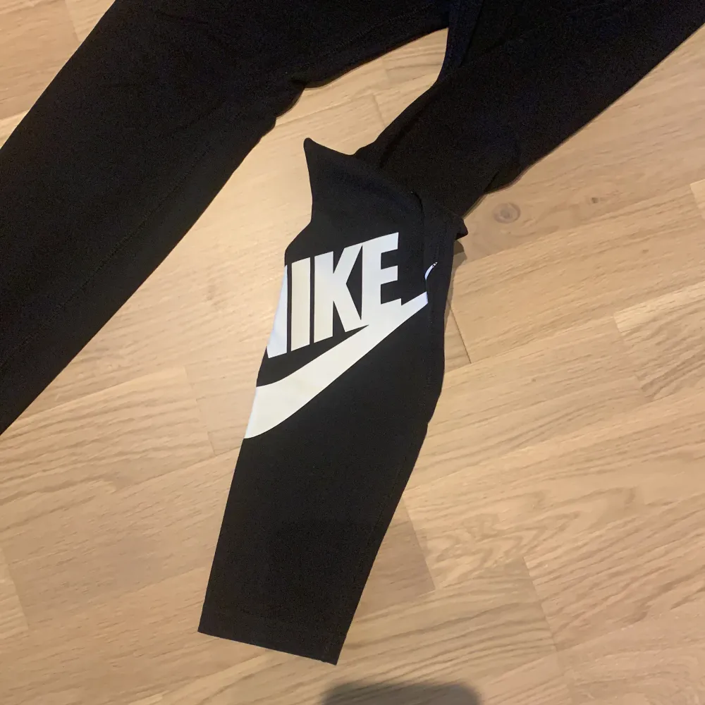 Nike tygleggings. Använda men i fint skick. . Jeans & Byxor.