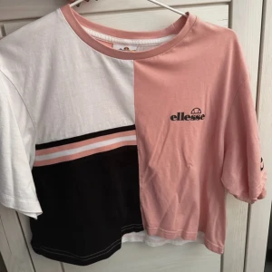 Topp  - Säljer denna toppen från Ellesse!! Funkar till träning men samt vardag, super fin!