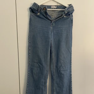 Jeans - Raka jeans från NaKd.