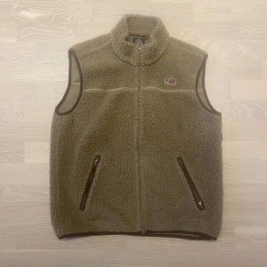 Naparanji Väst - Skön och snygg väst från napapijri i storlek L, dock sitter den mer som en M. Fint skick utan anmärkningar. 