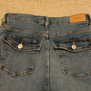 Jätte snygga blå jeans!! - Blåa Low waist bootcut jeans från Gina Young, bra skick och jätte fräscha 