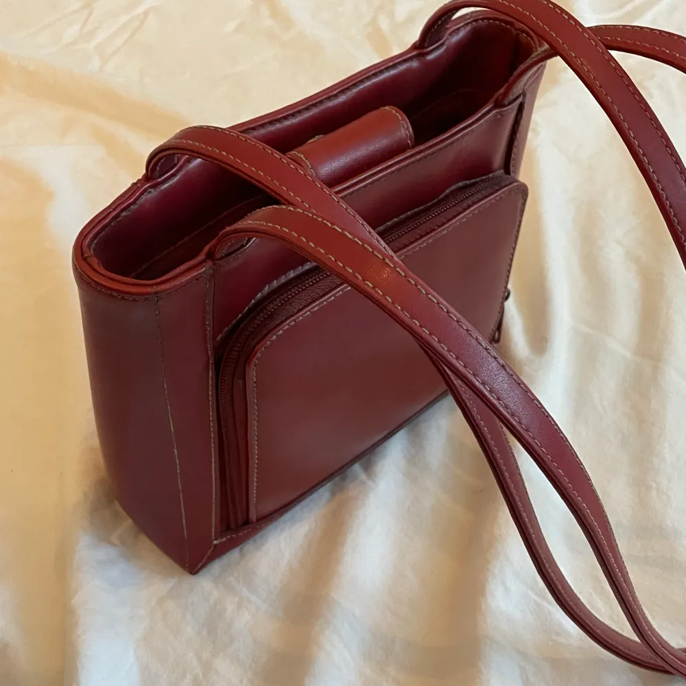 Röd väska från Rosetti. Accessoarer.