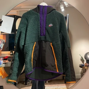 Nike jacka☃️ - En så mysig jacka från Nike. Den har en ficka som man ser på bild nr 2 där fram. Så gosig promenad jacka i höst🧡🍁nypris 1799kr❄️✨