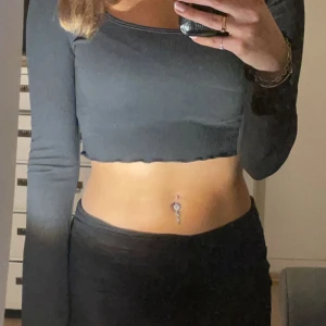 Topp - Ribbad topp med lite utsvängda ärmar 