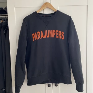 Parajumper sweatshirt  -  Tjena, säljer nu min parajumpers sweatshirt i bra skick. Storleken är S men sitter lite tajt. Skriv dm om fler bilder eller frågor🤩