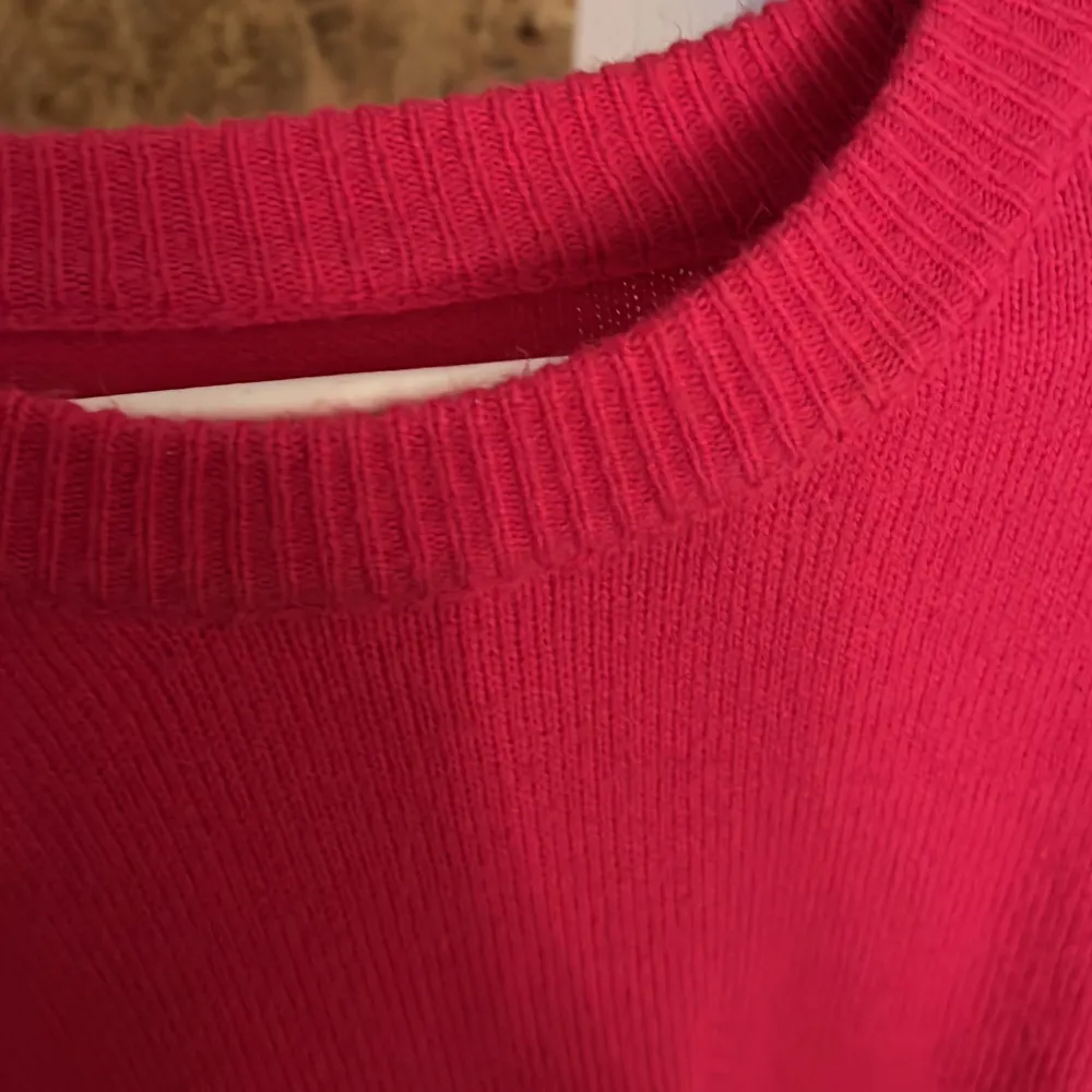En jättefin rosa stickad tröja från shein. Knappt använd denna så nästan nyskick. Köpte den för 229kr. Säljer den för 130kr pluss frakt . Stickat.
