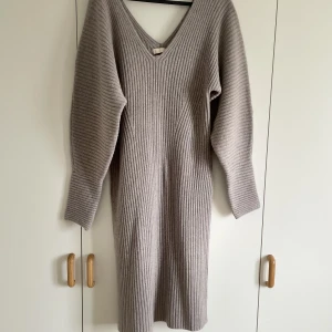 Ull/Kaschmir klänning - Aldrig använd. Beige/grå, lite coolt oversize.
