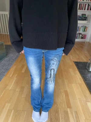 Lågmidjade jeans - Säljer dessa lågmidjade bootcutjeans med coola detaljer på benet!